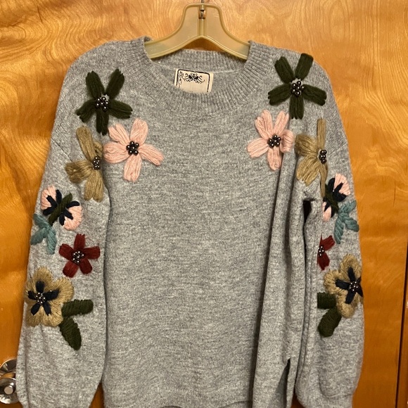 Vintage Concept Sweaters - VINTAGE CONCEPT. Gray Sweater with Colorful Floral Accents. Size M. PRETTY!